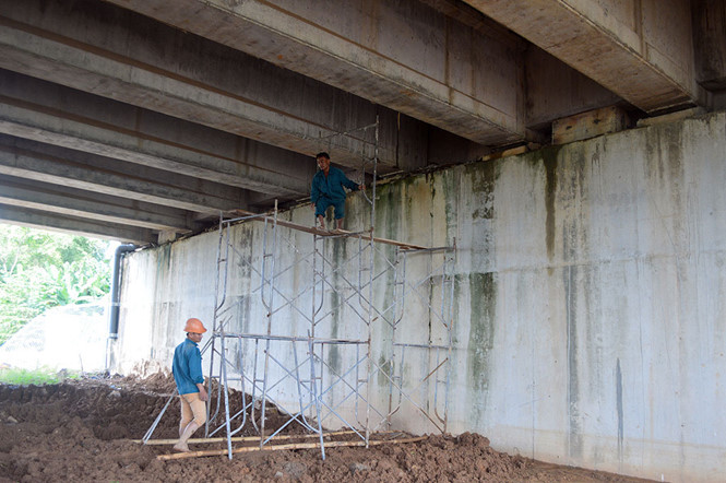 Sáng 22.10, nhà thầu huy động nhân lực tiến hành xử lý việc thấm dột tại cầu VD09B