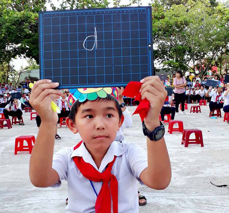 Các em hào hứng trả lời câu hỏi. Ảnh: Sơn Tùng