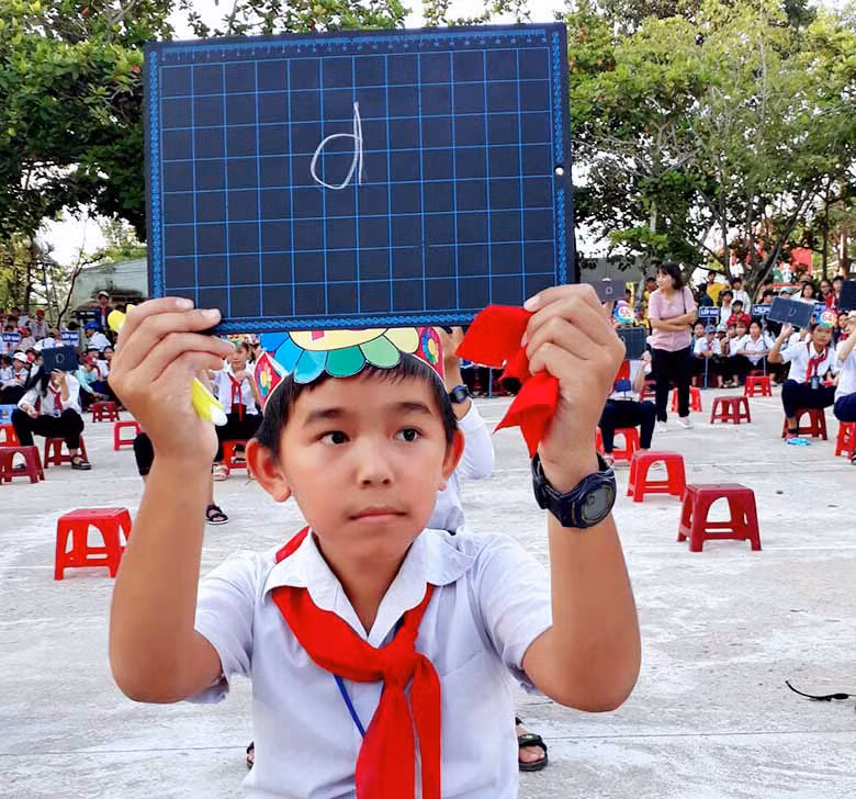 Các em hào hứng trả lời câu hỏi. Ảnh: Sơn Tùng