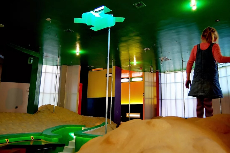 Các cửa sổ có độ cao không đồng nhất. Trừ các bức tường ra, phòng chính của ngôi nhà không có bề mặt nào phẳng. Nhà có nhiều cột nhỏ để những ai yếu chân có thể bám vào các cột này và di chuyển.