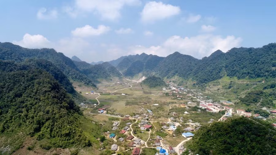 Địa hình khu Bảo tồn thiên nhiên Hang Kia - Pà Cò có độ cao trung bình từ 800-900m so với mặt nước biển. Điểm cao nhất trong khu bảo tồn đạt 1.223m, đây cũng là núi cao nhất trong khu bảo tồn. Diện tích rừng của khu bảo tồn chủ yếu năm trên các vùng núi có độ dốc lớn. Khu bảo tồn có 2 dải núi lớn là: Xà Lĩnh và Lương Xa, đã tạo ra nhiều thung lũng lớn, bằng rộng hàng trăm ha là nơi dân cư tập trung đông đúc để phát triển sản xuất nông nghiệp.