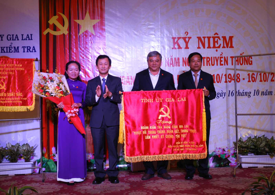 Bí Thư Tỉnh ủy Dương Văn Trang trao bức trường của Tỉnh ủy Gia Lai cho Ngành kiểm tra Đảng tỉnh . Ảnh: Thanh Nhật