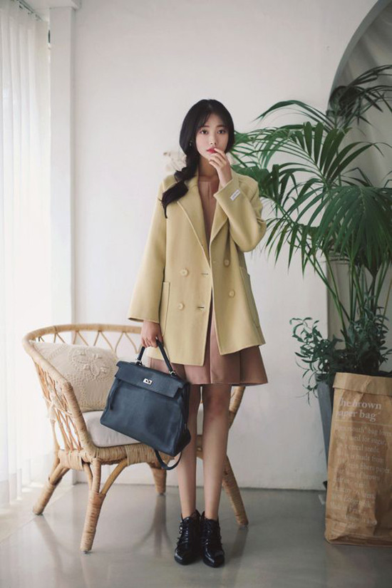 Tiết trời mùa này chưa phù hợp lắm để diện măng tô, đổi lại phái đẹp có thể chọn các kiểu áo khoác mỏng, áo blazer dáng dài để mix đồ đi làm. Tiết trời mùa này chưa phù hợp lắm để diện măng tô, đổi lại phái đẹp có thể chọn các kiểu áo khoác mỏng, áo blazer dáng dài để mix đồ đi làm.