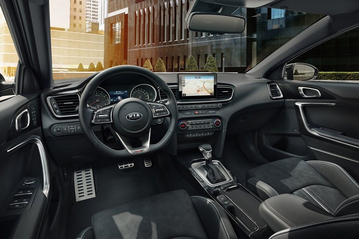 Các trang bị tiêu chuẩn khác như hệ thống âm thanh JBL Premium, màn hình cảm ứng 7.0 inch hoặc hệ thống thông tin giải trí màn hình cảm ứng 8.0 inch với Apple CarPlay và Android Auto. Các trang bị tiêu chuẩn khác như hệ thống âm thanh JBL Premium, màn hình cảm ứng 7.0 inch hoặc hệ thống thông tin giải trí màn hình cảm ứng 8.0 inch với Apple CarPlay và Android Auto.