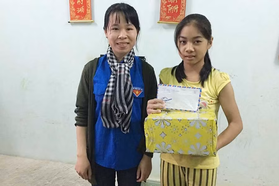  Đại diện chi đoàn cơ quan Tỉnh Đoàn tặng quà cho em Đinh Thị Kim Nhi. Ảnh: Phan Lài