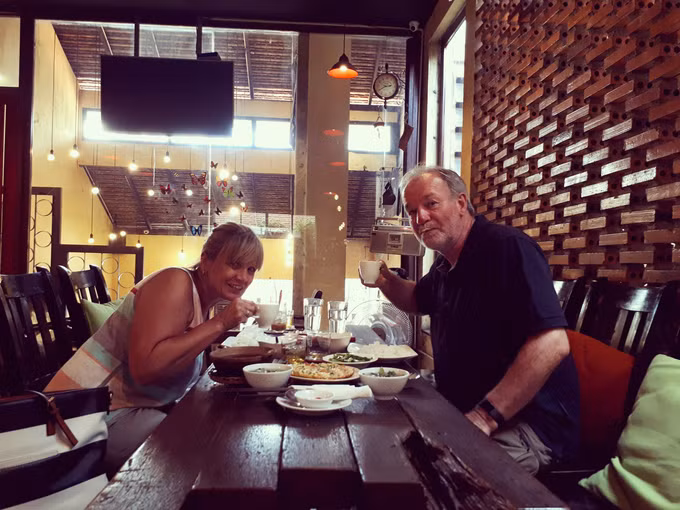  Hai du khách Scotland là Marian và Kenneth cũng khen ngợi cách pha chế cà phê trứng ở đây.