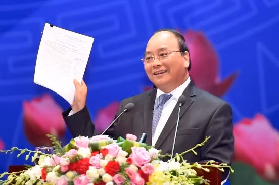 Thủ tướng công bố Chỉ thị yêu cầu chấn chỉnh hoạt động thanh tra, kiểm tra đối với doanh nghiệp, tại Hội nghị Thủ tướng với doanh nghiệp, ngày 17/5/2017. - Ảnh: VGP