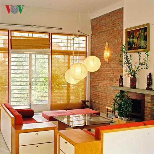  Kiến trúc sư đã khai thác tối lợi thế của các mặt thoáng nhưng điều tiết cho phù hợp với từng không gian và từng hướng. Ánh sáng trong phòng sinh hoạt chung ở lầu 1 được đón từ mặt tiền phía trước và lọc qua những tấm mành tre truyền thống