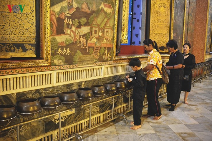  Đừng quên tham gia vào những hoạt động nghi lễ tại chùa, như thả tiền xu vào 108 chiếc bát đồng dọc tường, cầu bình an, may mắn.