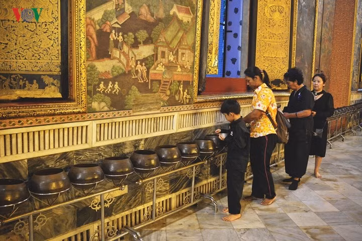  Đừng quên tham gia vào những hoạt động nghi lễ tại chùa, như thả tiền xu vào 108 chiếc bát đồng dọc tường, cầu bình an, may mắn.