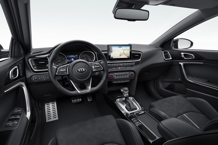 Bên trong ca-bin, gói GT-Line gồm cơ ghế tựa màu đen với kiểu dáng thể thao hơn so với phiên bản Ceed tiêu chuẩn và pê đan côn kim loại (với phiên bản hộp số ly hợp kép). Bên trong ca-bin, gói GT-Line gồm cơ ghế tựa màu đen với kiểu dáng thể thao hơn so với phiên bản Ceed tiêu chuẩn và pê đan côn kim loại (với phiên bản hộp số ly hợp kép).