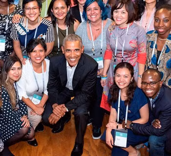 Nữ “anh hùng khí hậu” (hàng đứng, thứ hai từ phải) chụp ảnh lưu niệm với cựu Tổng thống Mỹ Barack Obama.Ảnh: THE OBAMA FOUNDATION
