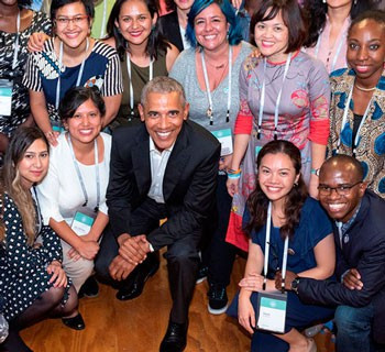 Nữ “anh hùng khí hậu” (hàng đứng, thứ hai từ phải) chụp ảnh lưu niệm với cựu Tổng thống Mỹ Barack Obama.Ảnh: THE OBAMA FOUNDATION