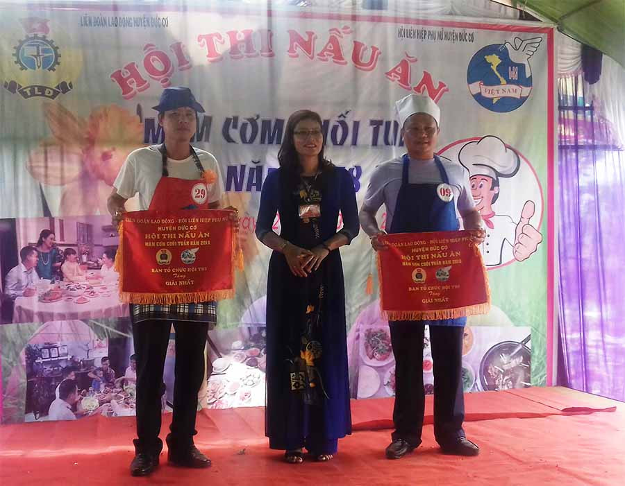 Ban Tổ chức trao giải nhất cho các đội tham gia. Ảnh: Mỹ Duyên Ban Tổ chức trao giải nhất cho các đội tham gia. Ảnh: Mỹ Duyên