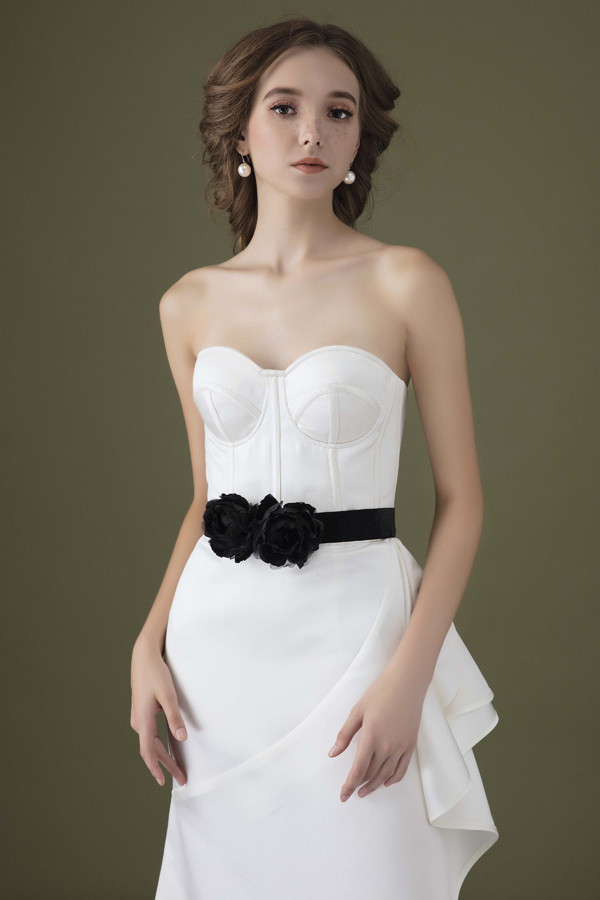 Bộ ảnh do chuyên gia trang điểm Phúc Nghĩa và tạo mẫu tóc Huỳnh Hữu Tài hỗ trợ thực hiện Bộ ảnh do chuyên gia trang điểm Phúc Nghĩa và tạo mẫu tóc Huỳnh Hữu Tài hỗ trợ thực hiện