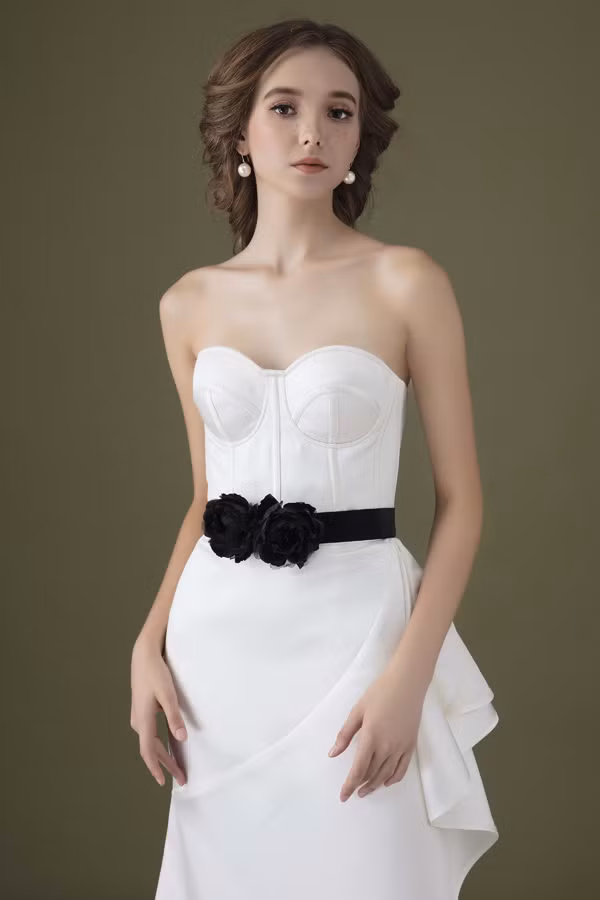 Bộ ảnh do chuyên gia trang điểm Phúc Nghĩa và tạo mẫu tóc Huỳnh Hữu Tài hỗ trợ thực hiện