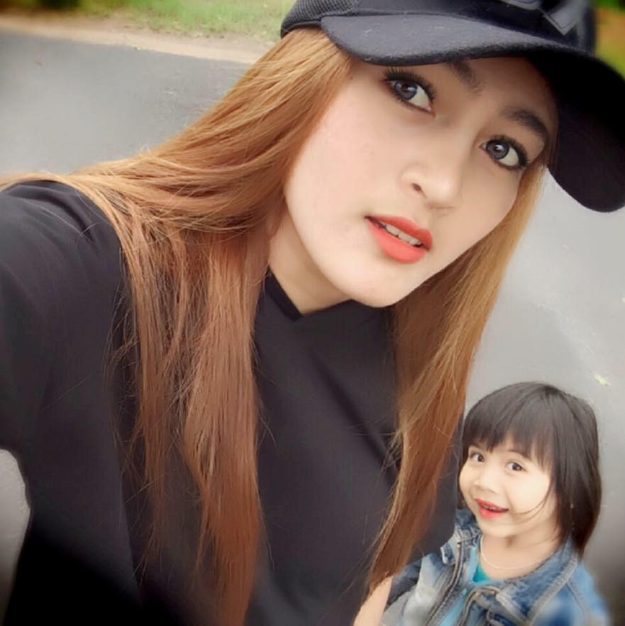 Rii Byaa chia sẻ lúc ra đường, có nhiều người hỏi thiếu nữ có phải là con lai hay không. Cô trả lời không thì họ không tin và thường nhìn bằng ánh mắt nghi ngờ. 9X cho rằng được khen rất vui, song đôi khi cô cảm thấy bị làm phiền khi cứ phải giải thích với người lạ.  Rii Byaa chia sẻ lúc ra đường, có nhiều người hỏi thiếu nữ có phải là con lai hay không. Cô trả lời không thì họ không tin và thường nhìn bằng ánh mắt nghi ngờ. 9X cho rằng được khen rất vui, song đôi khi cô cảm thấy bị làm phiền khi cứ phải giải thích với người lạ.