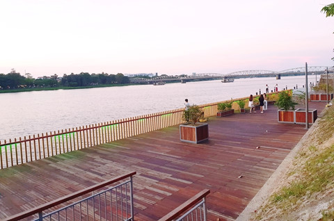 Cây cầu có mặt sàn được lót hoàn toàn bằng gỗ lim nhập khẩu Nam Phi Cây cầu có mặt sàn được lót hoàn toàn bằng gỗ lim nhập khẩu Nam Phi