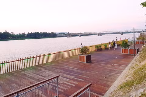  Cây cầu có mặt sàn được lót hoàn toàn bằng gỗ lim nhập khẩu Nam Phi