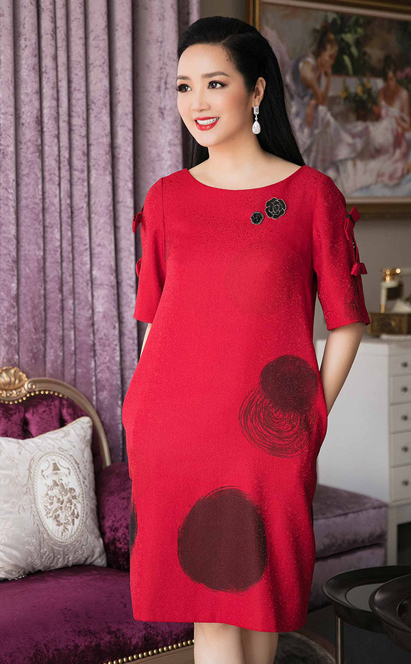 Váy đỏ rực rỡ tôn làn da trắng sáng, trông nổi bật khi xuất hiện ở nhiều bối cảnh khác nhau.