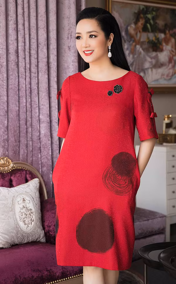 Váy đỏ rực rỡ tôn làn da trắng sáng, trông nổi bật khi xuất hiện ở nhiều bối cảnh khác nhau.