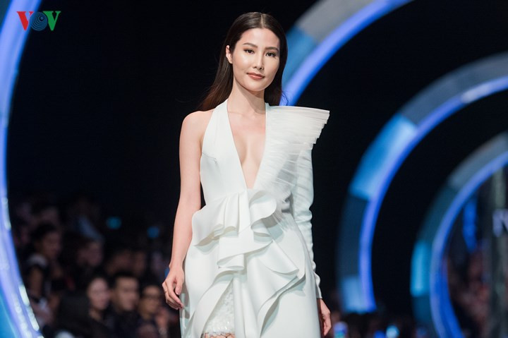 Ngắm một số khoảnh khắc ấn tượng của Diễm My trong buổi trình diễn thời trang: Ngắm một số khoảnh khắc ấn tượng của Diễm My trong buổi trình diễn thời trang: