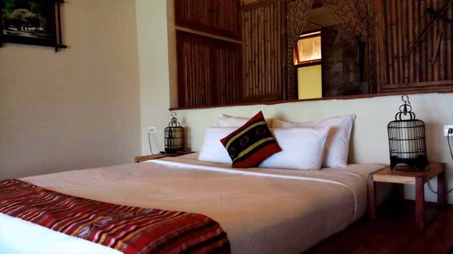 Hoặc có thể ở những căn phòng sang trọng nhưng rất đỗi gần gũi với thiên nhiên tại khu nghỉ dưỡng Fù Luông Retreat