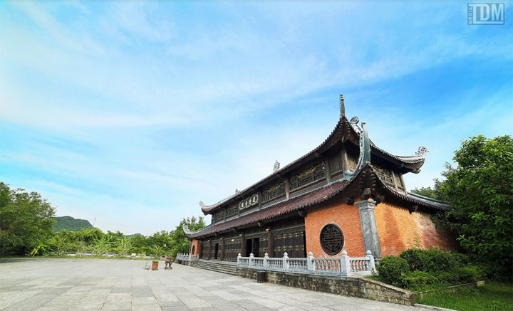 Điện Quan Thế Âm Bồ Tát kiến trúc theo kiểu lộng tàn, chồng giường, tiền bẩy, hậu bẩy, xà nách, cột chốn, góc kẻ chuyền, có hai tầng mái uốn cong ở bốn phía, tổng số là 8 mái và một hàng cổ lâu để nâng độ cao, lấy ánh sáng, thông khí. 