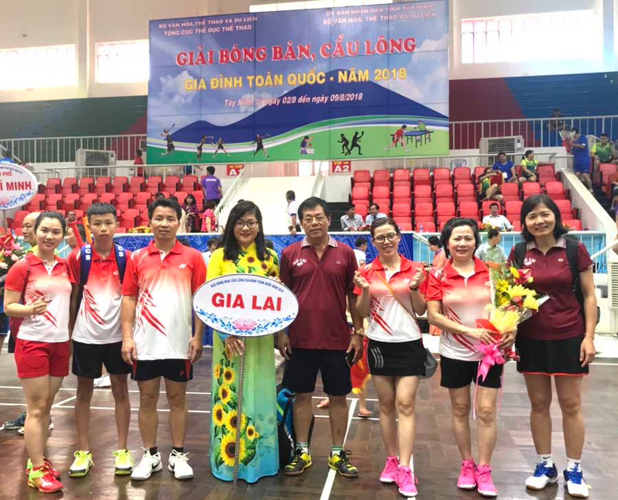  Tay vợt Nguyễn Đăng Sơn (thứ 2 từ trái sang). Ảnh: Minh Vỹ