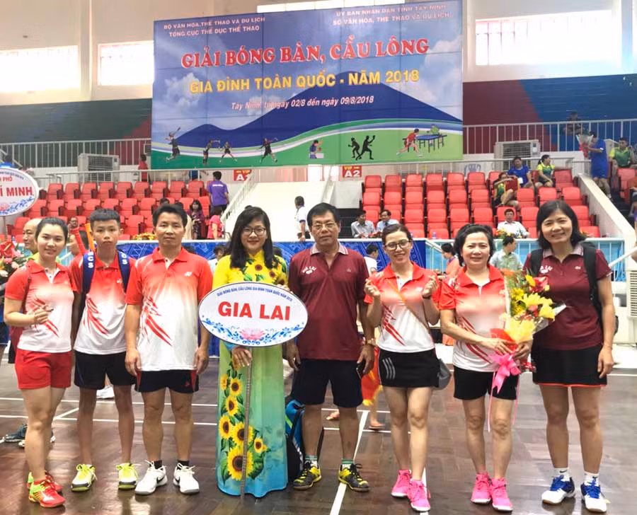  Tay vợt Nguyễn Đăng Sơn (thứ 2 từ trái sang). Ảnh: Minh Vỹ