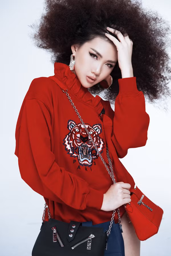 Hiện người đẹp hoạt động trong làng giải trí với vai trò người mẫu. Cô dự định thử sức với cả lĩnh vực phim ảnh. Hiện người đẹp hoạt động trong làng giải trí với vai trò người mẫu. Cô dự định thử sức với cả lĩnh vực phim ảnh.