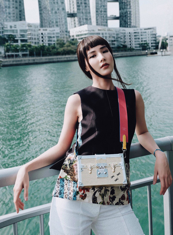 Mẫu túi đeo chéo kiểu dáng chiếc rương của thương hiệu nổi tiếng được nữ diễn viên mix với nhiều kiểu trang phục khác nhau.