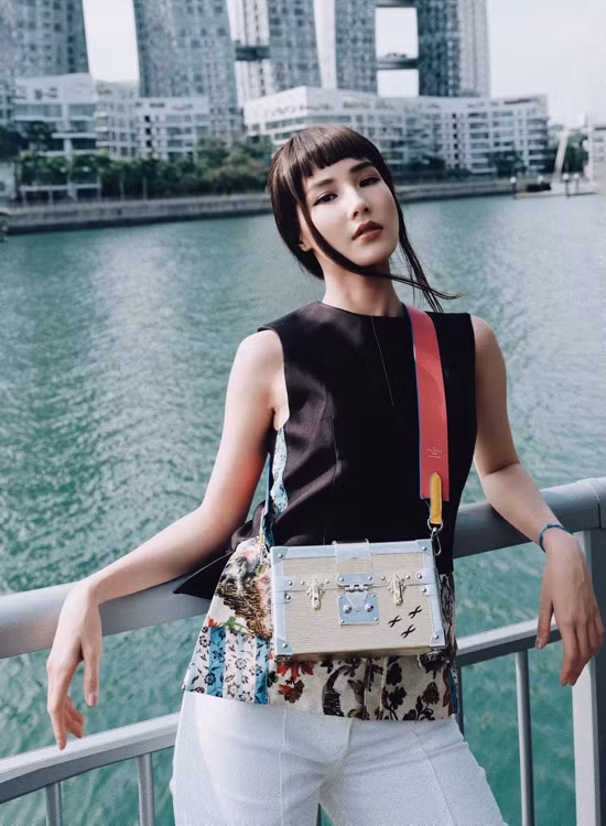 Mẫu túi đeo chéo kiểu dáng chiếc rương của thương hiệu nổi tiếng được nữ diễn viên mix với nhiều kiểu trang phục khác nhau.