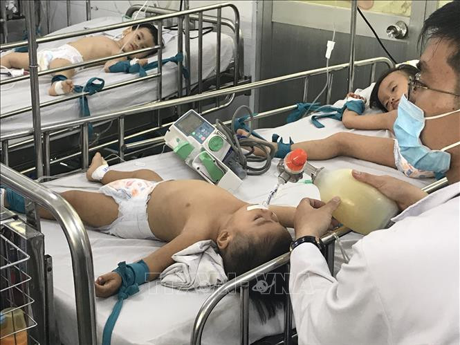 Bệnh nhi nhập viện điều trị do bệnh tay chân miệng. Ảnh: TTXVN