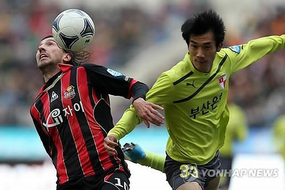 Jang Hack-yong (phải) đã bị bắt vì mua bán độ. Jang Hack-yong (phải) đã bị bắt vì mua bán độ.