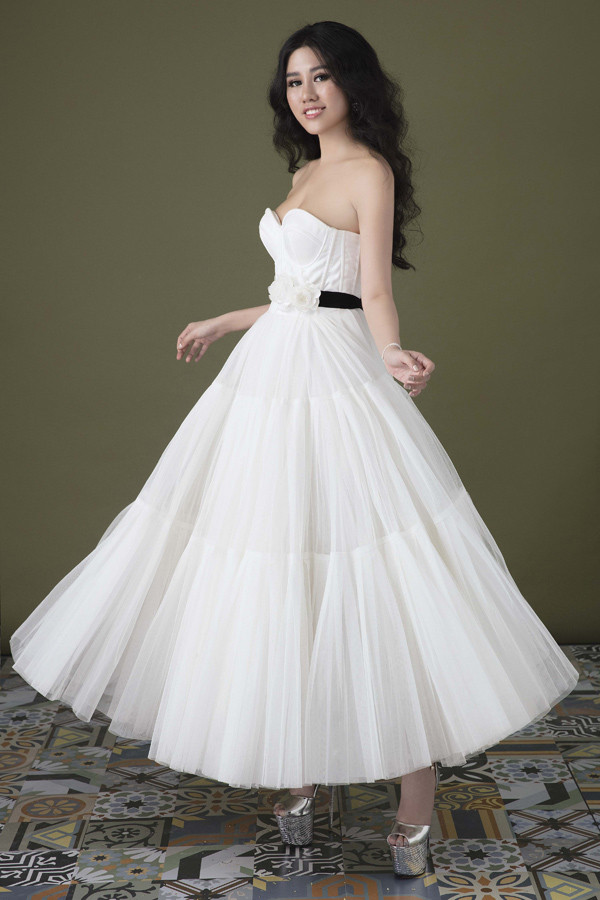 Emily Hồng Nhung vừa cho ra mắt các thiết kế mới nhất mang thương hiệu riêng của cô. Emily Hồng Nhung vừa cho ra mắt các thiết kế mới nhất mang thương hiệu riêng của cô.