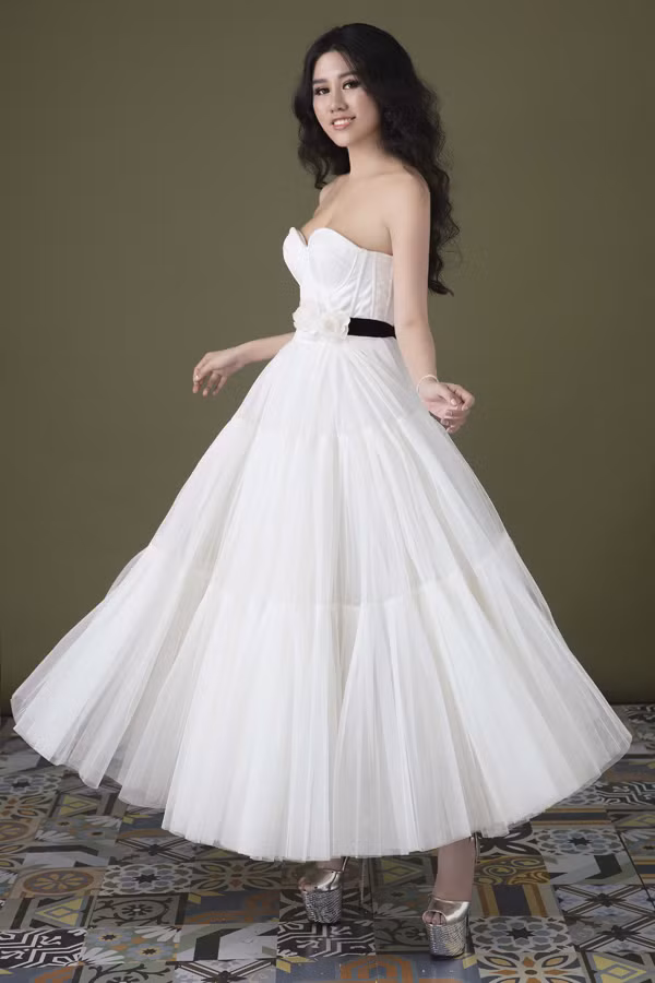 Emily Hồng Nhung vừa cho ra mắt các thiết kế mới nhất mang thương hiệu riêng của cô.