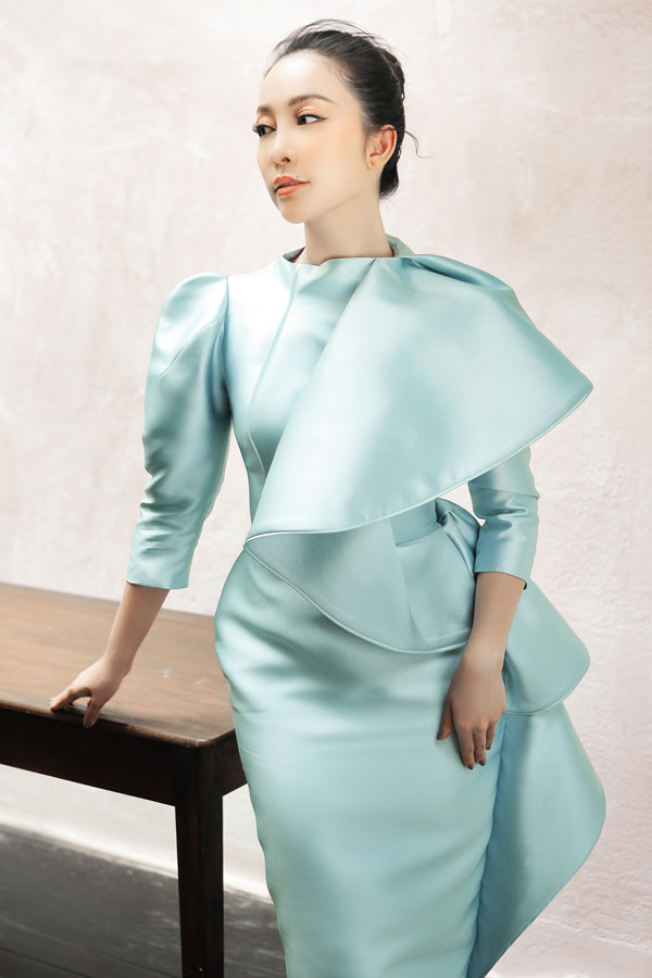 Để tạo điểm nhấn cho các bộ váy dạ tiệc đơn sắc, Phương My đã áp dụng nhiều kỹ thuật xếp vải, tạo khối và xây dựng phom dáng độc đáo. Để tạo điểm nhấn cho các bộ váy dạ tiệc đơn sắc, Phương My đã áp dụng nhiều kỹ thuật xếp vải, tạo khối và xây dựng phom dáng độc đáo.