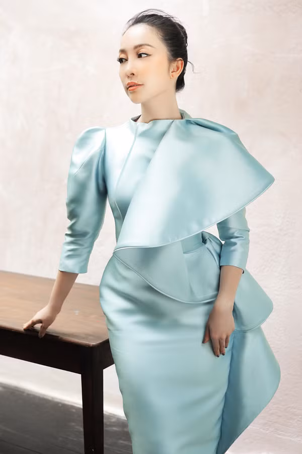 Để tạo điểm nhấn cho các bộ váy dạ tiệc đơn sắc, Phương My đã áp dụng nhiều kỹ thuật xếp vải, tạo khối và xây dựng phom dáng độc đáo. Để tạo điểm nhấn cho các bộ váy dạ tiệc đơn sắc, Phương My đã áp dụng nhiều kỹ thuật xếp vải, tạo khối và xây dựng phom dáng độc đáo.