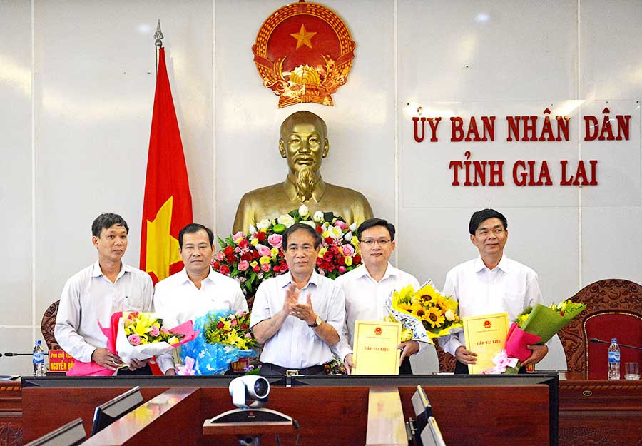 Chủ tịch UBND tỉnh Võ Ngọc Thành (giữa) trao quyết định bổ nhiệm phó giám đốc sở. Ảnh: Đức Thụy Ảnh: Đức Thụy