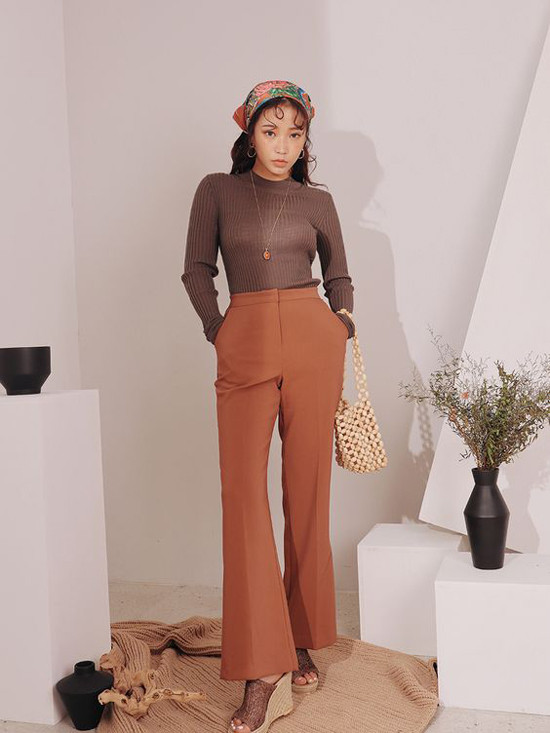 Sơ mi, quần âu, áo blouse hay các kiểu áo phom dáng rộng đều được thể hiện cuốn hút trên gam nâu.