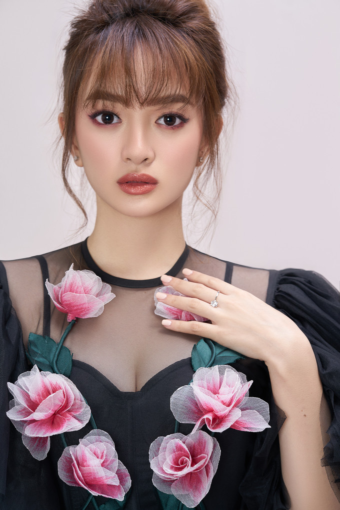  Bộ ảnh được thực hiện với sự hỗ trợ của Makeup & Hair: Tạ Phi Toàn, Photo: Trung Trần.