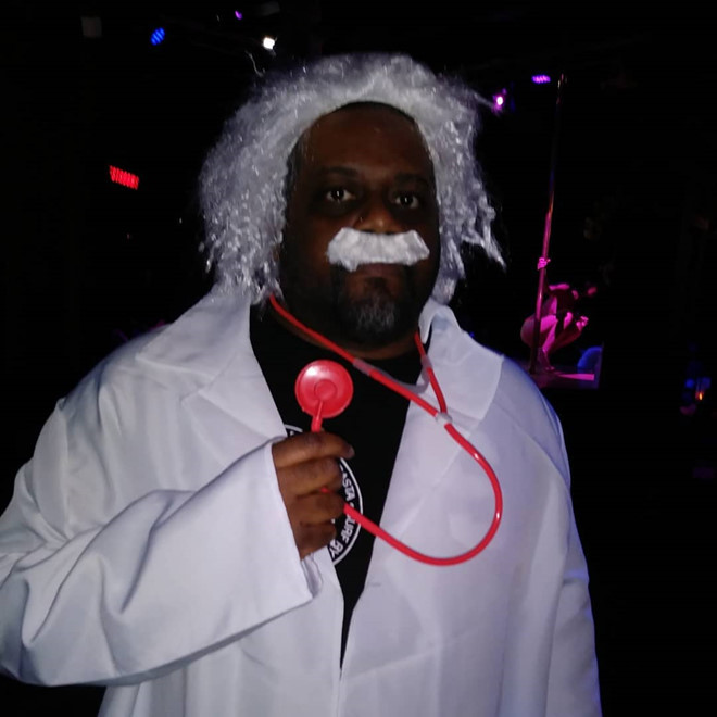 Rất ít người nhận ra chàng trai này đang hóa trang thành nhà khoa học Einstein nếu không nhờ vào chú thích ảnh của anh trên Instagram. Tuy khác xa bản gốc, màn cosplay vẫn thu hút hàng trăm người nhấn like vì sự hài hước và dễ thương của bản sao. Ảnh: @yesindeed15. Rất ít người nhận ra chàng trai này đang hóa trang thành nhà khoa học Einstein nếu không nhờ vào chú thích ảnh của anh trên Instagram. Tuy khác xa bản gốc, màn cosplay vẫn thu hút hàng trăm người nhấn like vì sự hài hước và dễ thương của bản sao. Ảnh: @yesindeed15.