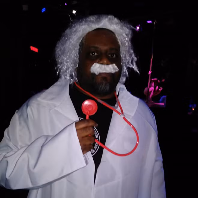 Rất ít người nhận ra chàng trai này đang hóa trang thành nhà khoa học Einstein nếu không nhờ vào chú thích ảnh của anh trên Instagram. Tuy khác xa bản gốc, màn cosplay vẫn thu hút hàng trăm người nhấn like vì sự hài hước và dễ thương của bản sao. Ảnh: @yesindeed15.