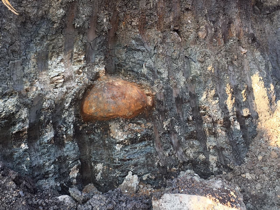 Quả bom nặng khoảng 200kg được người dân phát hiện tại mỏ đá. Quả bom nặng khoảng 200kg được người dân phát hiện tại mỏ đá.