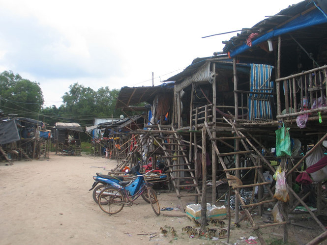 Những túp lều tạm bợ ở xóm Việt kiều Campuchia ẢNH: QUANG VIÊN