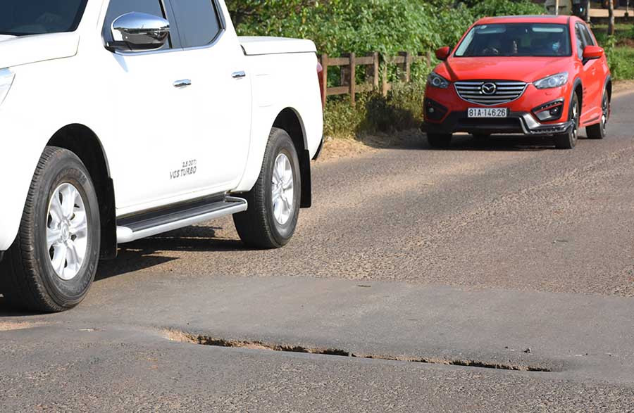 Cầu hư hỏng, gây nguy hiểm cho người đi đường. Ảnh: Hà Phương