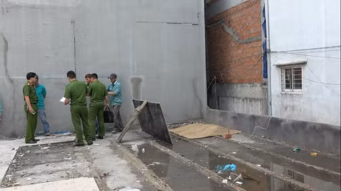 Công nhân rơi xuống lô đất phía sau giáp đường Xô Viết Nghệ Tĩnh