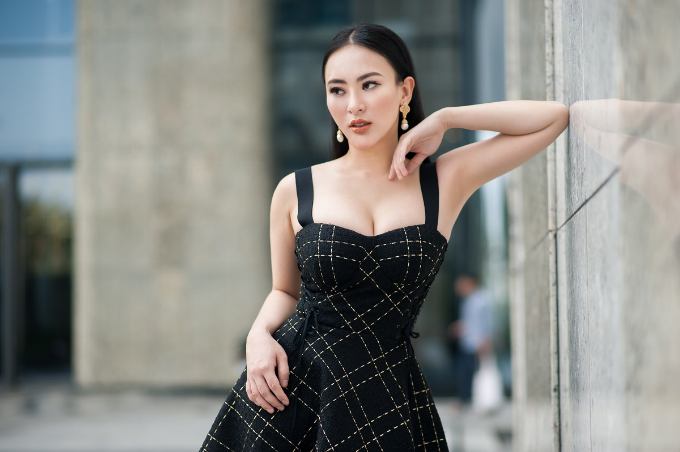 Là bà chủ thẩm mỹ viện, Thu Hoàng luôn biết cách chăm sóc sắc đẹp bản thân, nhờ đó, cô nàng sở hữu thân hình đồng hồ cát đầy gợi cảm. Xuống phố với đầm cúp ngực hai dây màu đen chủ đạo, bà chủ trẻ tuổi khéo khoe vòng một tròn đầy cùng nước da trắng mịn.  Là bà chủ thẩm mỹ viện, Thu Hoàng luôn biết cách chăm sóc sắc đẹp bản thân, nhờ đó, cô nàng sở hữu thân hình đồng hồ cát đầy gợi cảm. Xuống phố với đầm cúp ngực hai dây màu đen chủ đạo, bà chủ trẻ tuổi khéo khoe vòng một tròn đầy cùng nước da trắng mịn.