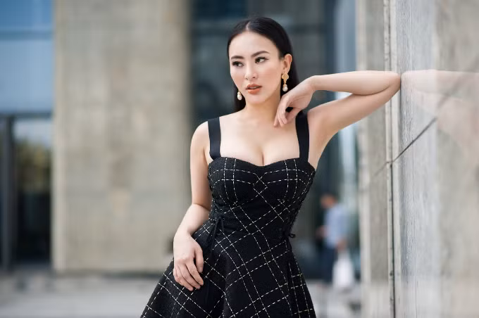  Là bà chủ thẩm mỹ viện, Thu Hoàng luôn biết cách chăm sóc sắc đẹp bản thân, nhờ đó, cô nàng sở hữu thân hình đồng hồ cát đầy gợi cảm. Xuống phố với đầm cúp ngực hai dây màu đen chủ đạo, bà chủ trẻ tuổi khéo khoe vòng một tròn đầy cùng nước da trắng mịn.